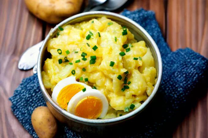 Kartoffelsalat mit Brühe